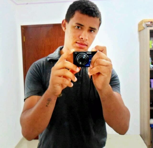 nunca devemos confiar plenamente em ninguem! ps nem nos msm temos plenas confiança em nos!