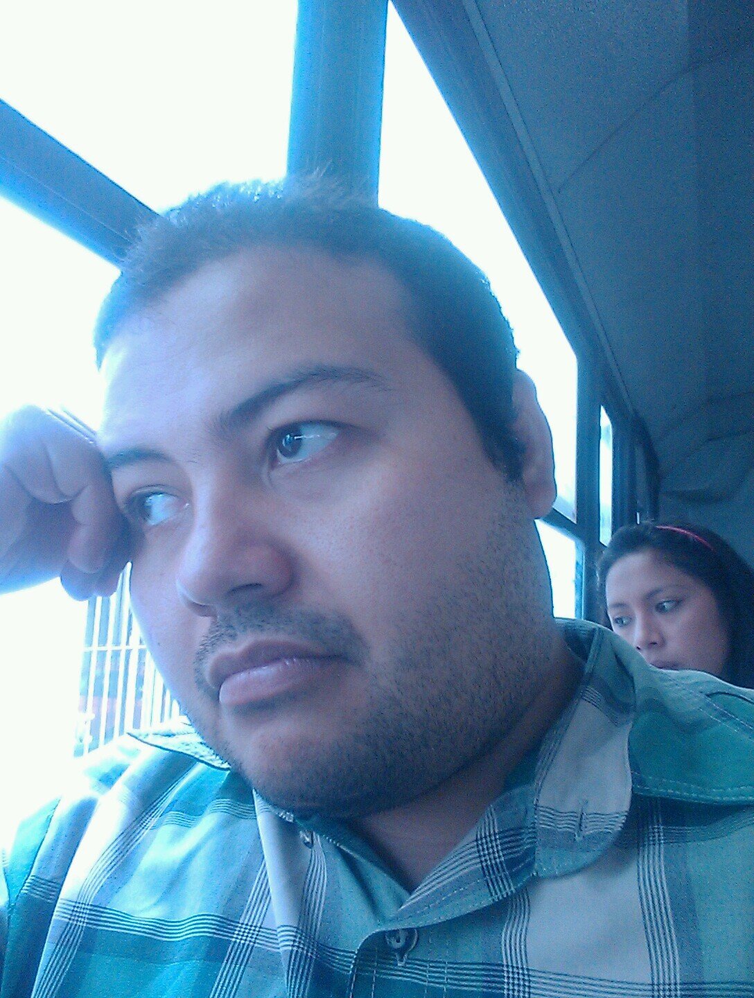 He aullado a lunas hermosas por su luz, me devolvian caricias con el autoengaño de la felicidad, ahora que amanece de nuevo, retorno a la vida de la estapa
