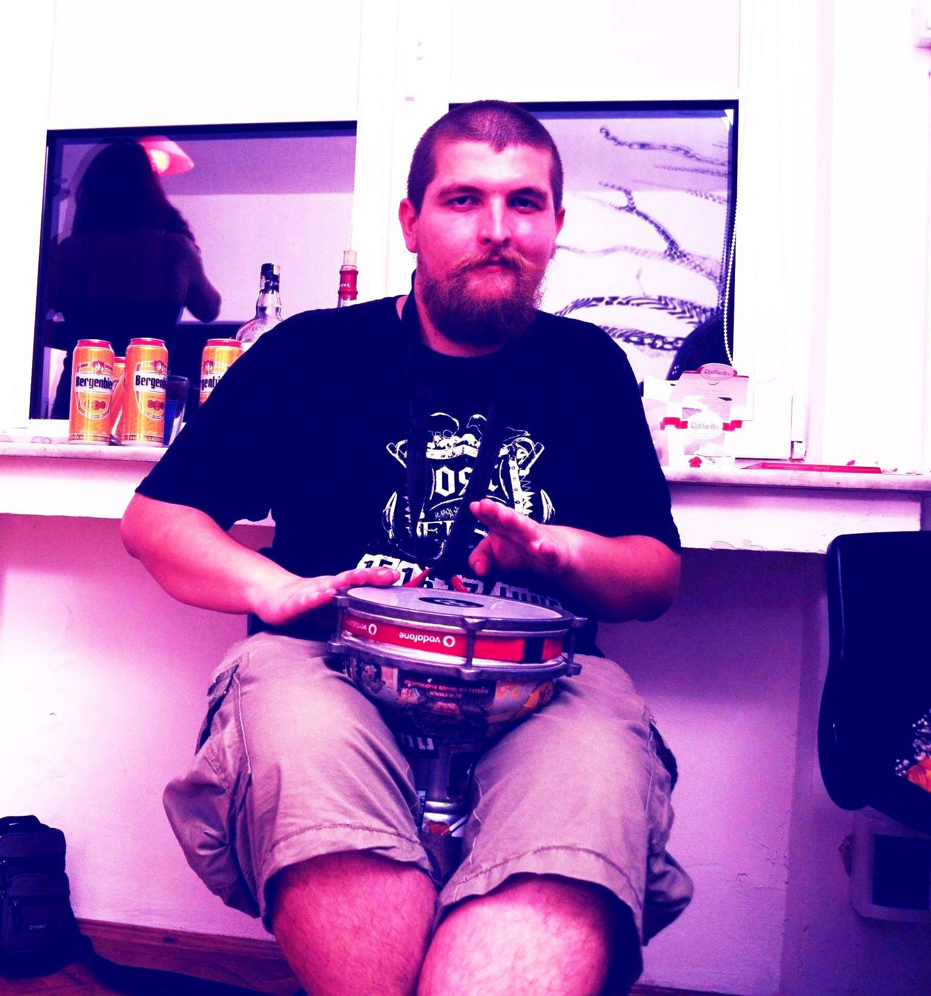 domitzian's profile picture. voluntar, chitarist si filozof ( in sinea mea )