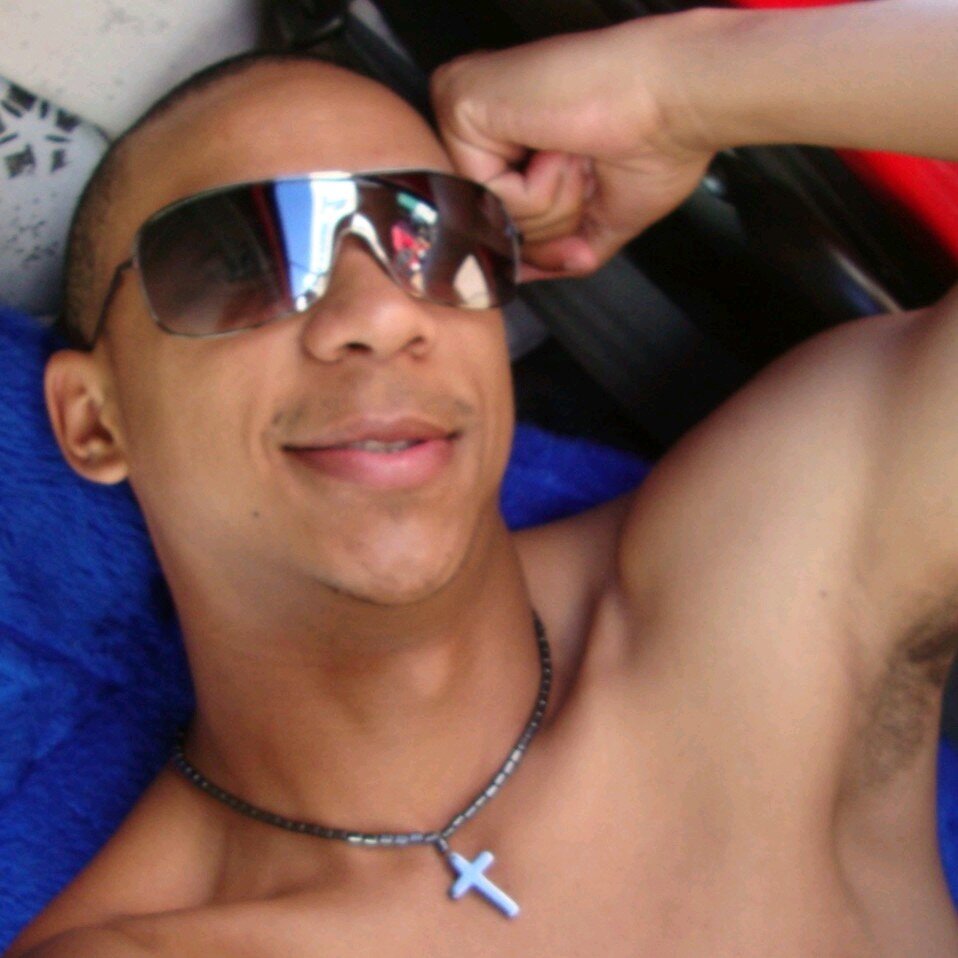 Oi prazer, musicas,futebol,filmes,signo de gêmeos,feliz, eee muitioooo maisss!!!!