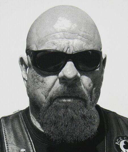 Hyper-realistic charcoal pencil artist
