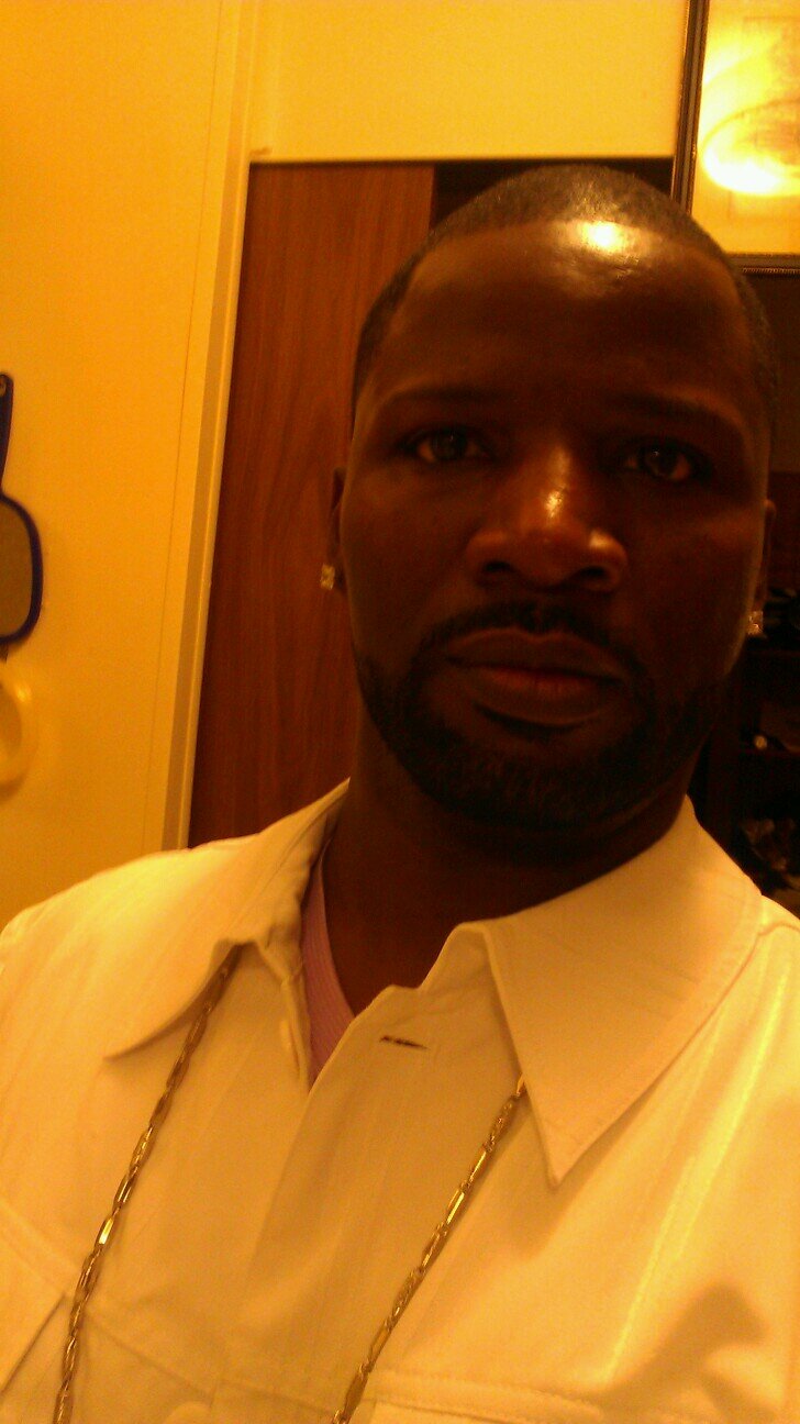 I am Single I wood like to meet a find and a sexy woman get to no me my life is the best from God I am new so show me some love and I will do the same to u to