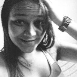 Posso ter cαrαcterísticαs iguαis α mil pessoαs . 　　　　　　　Porém tenho personαlidαdes diferentes do que quαlquer umα delαs