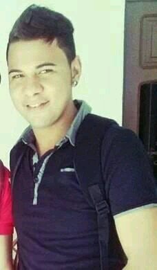 Sou como você me vê. Posso ser leve como uma brisa ou forte como uma ventania, depende de quando e como você me vê passar.  Contato 81 9943 0174
