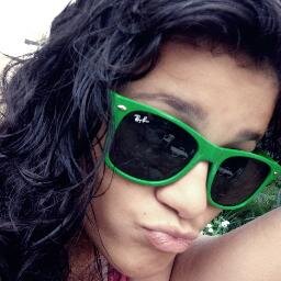 Quem quiser vencer na vida deve fazer como os seus sábios: Mesmo com a alma partida, ter um sorriso nos lábios.