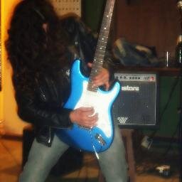 programo en mas de 1000 plataformas, hago electronica en gral mas de 8 años de experiencia. y soy  amante del heavy metal de los 80!!