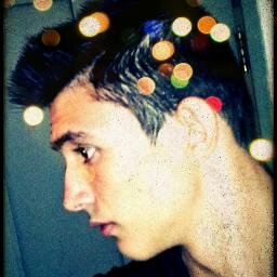 Gosto De Jogar Bola, Sair Escutar Musica e Ir Para Festas !!        Quem Me Seguir Sigo De Volta