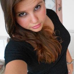 Eu? Uma pergunta que nem eu posso responder!! 
;3