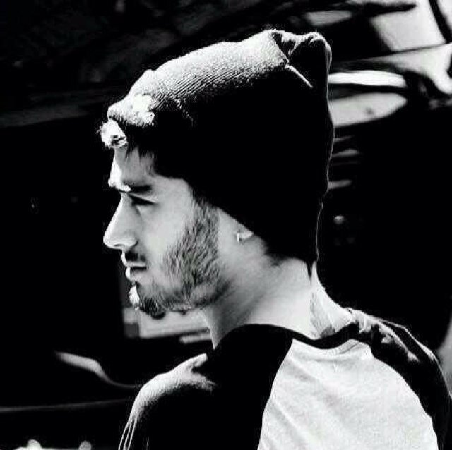 Hey im Zayn. Geek. I get bullied. So yea [single][bi][rp]