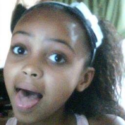 oii, sou uma menina de 11 anos,que curte skate,ama rock tbm amo chocolate,e faço os meu amigos rirem comigo, segue,sigo de volta.Sou prima da @1Ursinhaaa