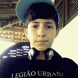 Sou aquela pessoa que não leva a vida pelas opiniões dos outros ... segue aê ^^