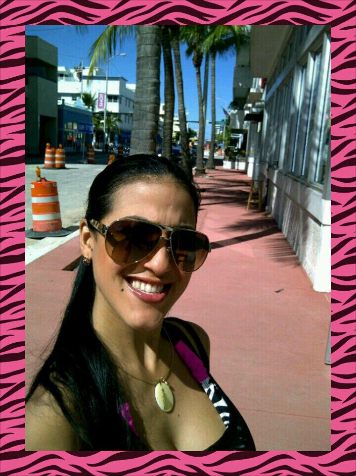 Venezolana-Abogada, enamorada de mi Familia; Bendecida por Dios, Abuelo mi mami Esposo e Hija mi motor. Dios es infinitamente Bueno y Misericordioso.