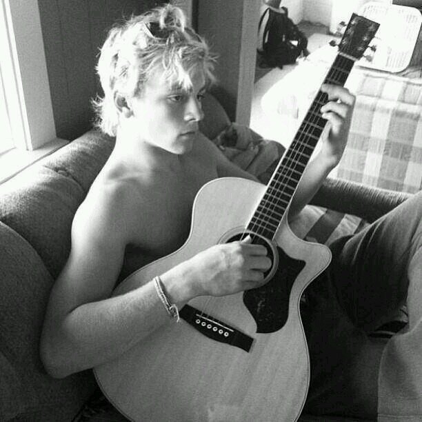 Hey Derr....I'm Austin moon~ Singer|Singwriter~ Ally Dawson writes the songs with me