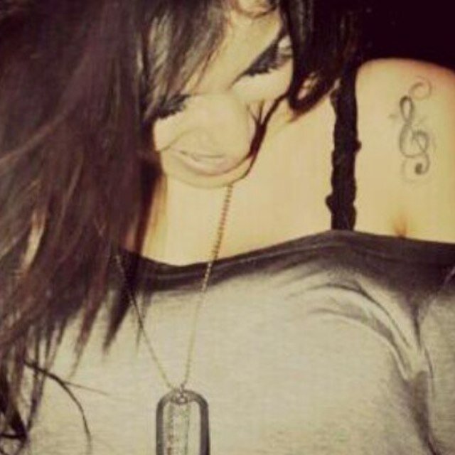 '' Quem ama sabe onde nasce a dor. ''