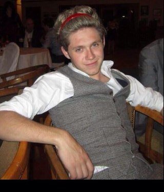 harry waved at me ☻☻ help me ☻☻ harry fucking styles knows that i live .  . ☻☻ can u not . ☻☻ in a relationship with @NiallOfficial