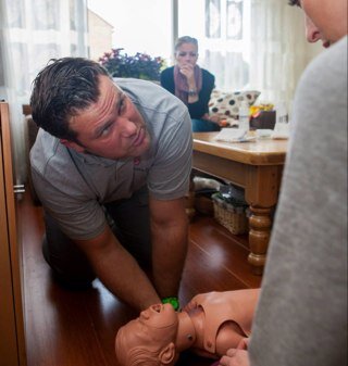 De BHV-VEILIGHEIDSGROEP bied praktische trainingen aan voor BHV, (Kinder), EHBO, Reanimatie en AED. Ons bedrijf heeft een breed aanbod aan CURSUSSEN&TRAININGEN!