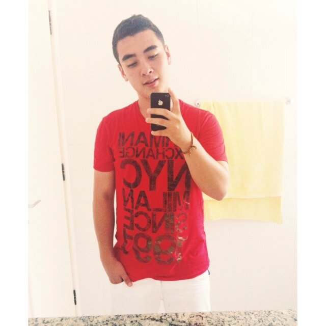 MLK chavoso do tipo A, portando apenas roupas Lilica e Tigor, sandalias Hot whells e relogios ben 10!
