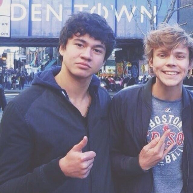 This is a free follow please follow @Nicoley5SOS :)) Love youu xo