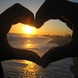 Mujer en busca del amor, con sueños pero viviendo con los pies en la tierra. Amor, sueños y racionalidad.