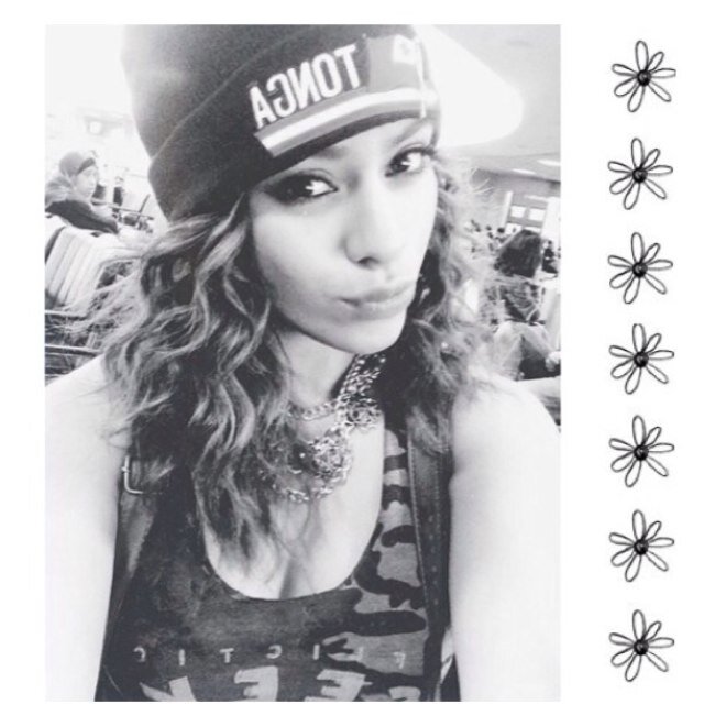 Hi i gave you this free follow now please follow my main account @laurenohshit i will follow back!!