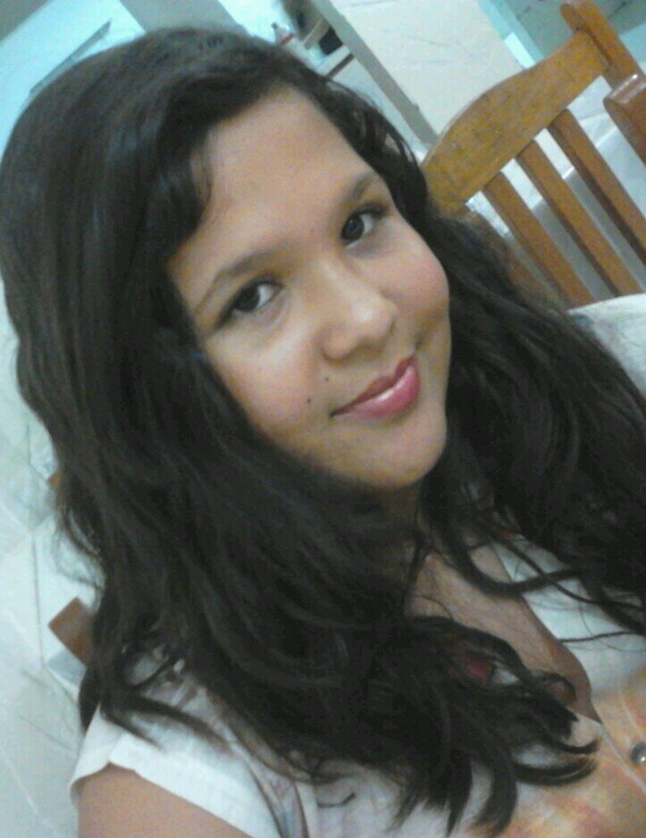 Adoro musica pop,minha cor preferida é pink , minhas melhores amigas nasceram no msm dia que eu .....
sou guinatica hoje amanha e sempre ...