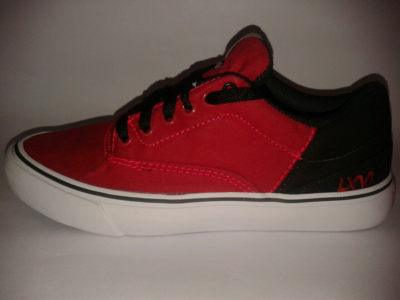Kami memproduksi sepatu dengan berbagai model dan menjualnya dengan sistem grosir. Info 083878541144
