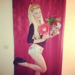 Kafadan kontak ve fazlasıyla rahatsız. En önemlisi ise, ne dersem o! Takip edeni takip ederim ツ