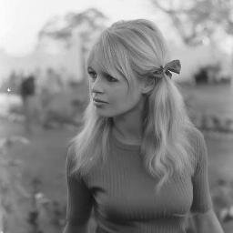 FuckinAlright's profile picture. Ona tymczasem była poetką, która na rogu ulicy próbuje recytować tłumowi wiersze, ten zaś zdziera z niej ubranie http://t.co/5VEZcqkgiH