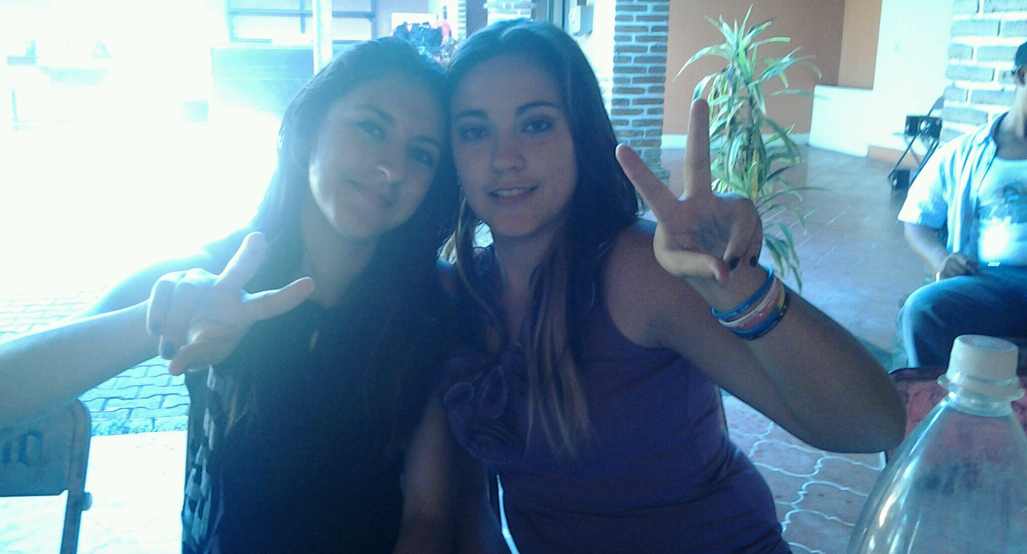 vive sin mirar atras vive tu presente y en tu futuro seras feliz