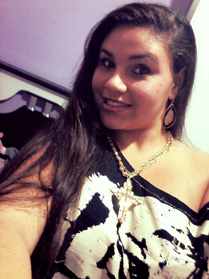 Apenas uma garota cheia de sonhos, determinada e que sempre fala o que pensa. Autentica e amiga e uma apaixonada por música *-*