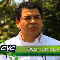Arquitecto, Contador Público, Especialización Derecho Administrativo, Magister en Historia Urbana,  Doctor en Regiones Sostenibles.