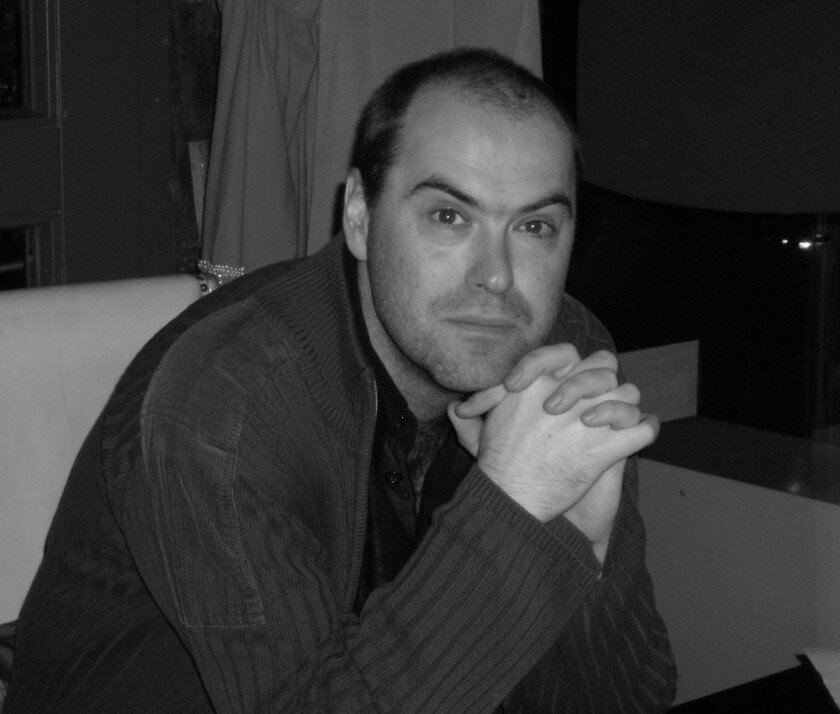 Autor & Blogger. Er erzählt von Liebe, Tod & Teufel, Monstern und Lust. Boscher bloggt über das Besondere im Alltäglichen, über Katzen, Krebs und Kaffee.
