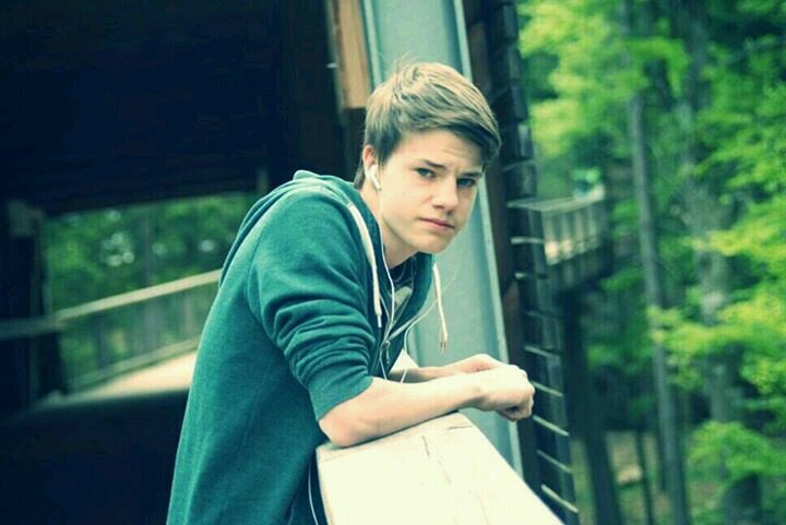 please follow me on instagram: @jonas_her_