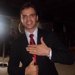 Gosto de ler, estar com a família e amigos, viajar e navegar na Internet, mas trabalho também. Sou professor e advogado.