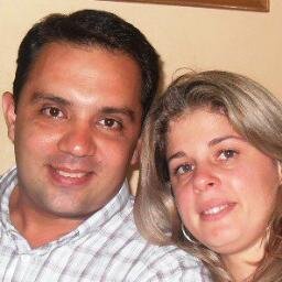 Papa de Sofi, Sebas y Valeria, compañero de vida de Sara, emprendedor y soñador.