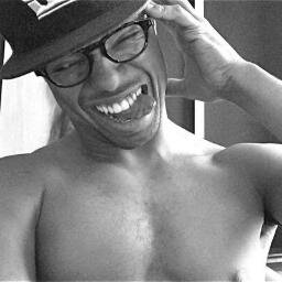 Mientras otros discriminan, el sigue su sueño♥Mientras tu tratas de reinar en tu palacio, el agradece a sus fans por todo el amor y cariño @SamuKNascimento