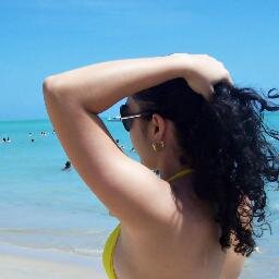 Baiana de Valença, amo praia, sol e mar! Sou tia coruja, sendo minha família minha vida. Apaixonada  por música, matemática, FDJ e meu time de coração, VITÓRIA!