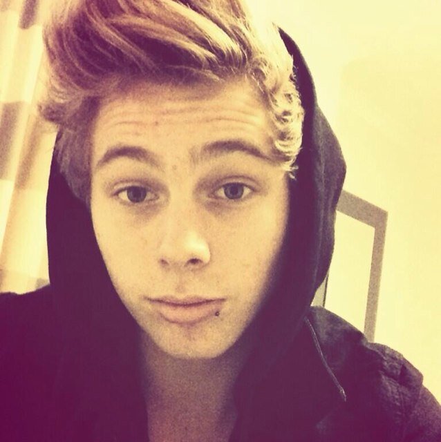 Hiii :) @craiczebra just gave you a free follow! Mind helping her reach her goal??