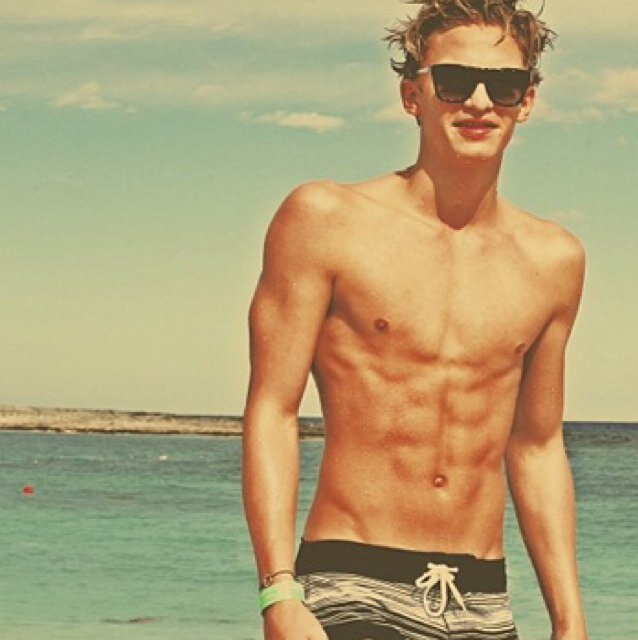 THIS IS A FREE FOLLOW NOW PLEASE GO FOLLOW @CALLINGFORCODY !!! THANKS LOVE YOU GUYS!!
