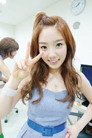 Bekerja dalam kelompok yang disebut snsd Dan saya suka hidup dengan sahabat saya Yoona
Dan Jessica Sooyoung Hyoyeon
소녀 시대라는 그룹에서 일하고 그리고 내 가장 친한 친구 윤아와 함께 살고