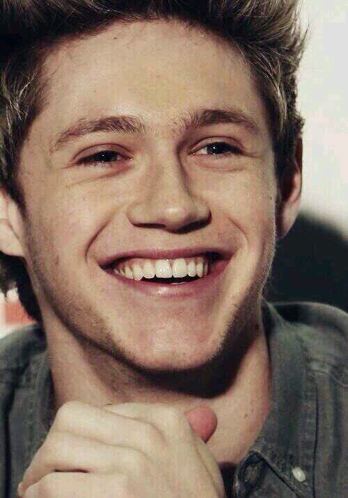 hi gals follow @qikalyana and help her reach her goal. ask for followback ily 3
