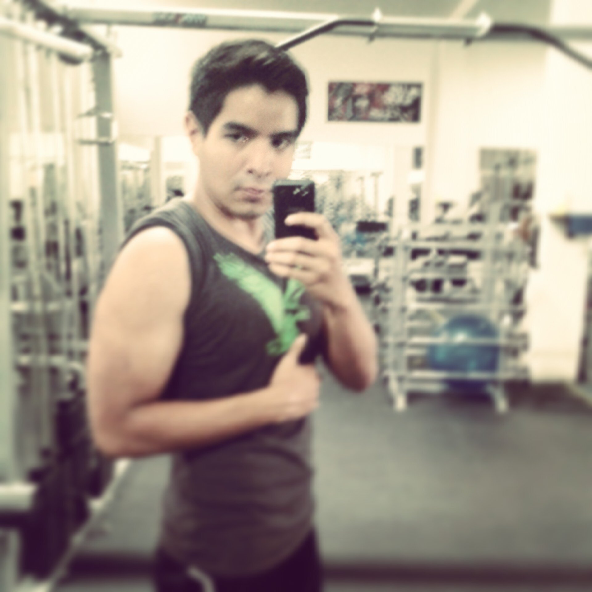 Mi nombre es Efrain Duarte, tengo 21 años soy Mexicano, estudiante de nutrición y me apasiona la musica.