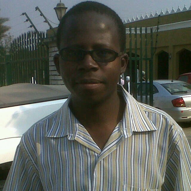 Medium height guy with intrigues mind. Iam a technologist by profession en single.