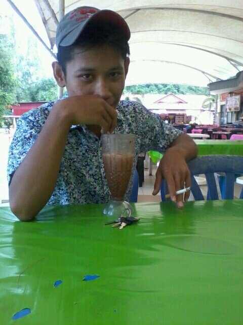 separuh manusia separuh tembok