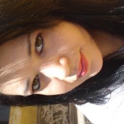 A menininha com jeitinho de boazinha,
com carinha de quietinha,
mas que não é bobinha .!