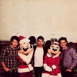 1000% jonatic,directioner y lovatic :) forever... soy risueña me gusta ayudar a las personas que en verdad lo nesecitan :3