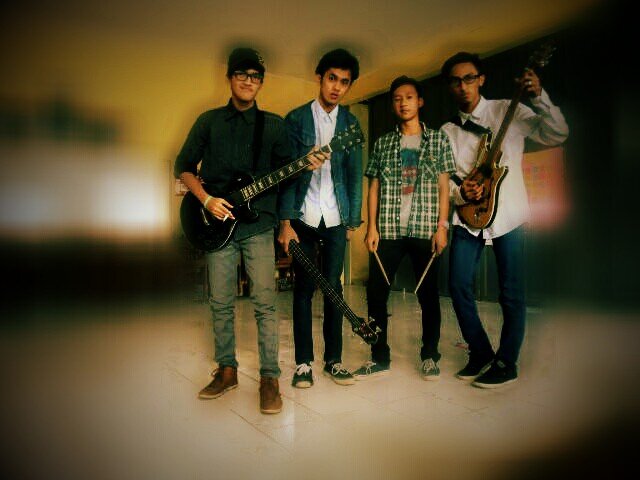 Jawer : guitaris 1 + vokal @Aldijunior8.
Qmung : guitaris 2 @firmanqmung
Gipay : drummer @mgifarim