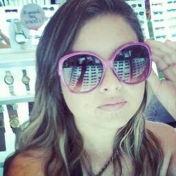 Oi, prazer. Eu não sou a menina mais linda do universo.Sou impulsiva, ciumenta, boba, louca, chata.Mas eu tenho um coração acho q serve :P
