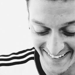 17. El fútbol mi adicción. Madridista de corazón no de ocasión. Mi ídolo @MesutOzil1088. 11 del Arsenal & 8 de la Selección Alemana.