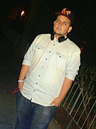 Soy alegre, amigo de mis amigos, me encanta escuchar musica y beber alcohol y quiero muchisimo a quien me quiere